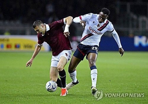 김민재의 전 소속팀인 나폴리에 부임하는 게 유력한 명장 안토니오 콘테 감독이 토리노의 부주장이자 핵심 센터백인 알렉산드로 본조르노를 원하는 것으로 알려졌다. 이탈리아 축구 전문가 니콜로 스키라는 27일(한국시간) 콘테 감독이 본조르노를 최우선 타깃으로 삼았다고 전했다. 당초 콘테 감독은 지난 시즌까지 나폴리에서 뛰며 이탈리아 세리에A 최고의 센터백으로 떠올랐던 김민재 임대를 요청할 것으로 전망됐지만 본조르노로 타깃을 바꾼 모양이다. 사진 연합뉴스