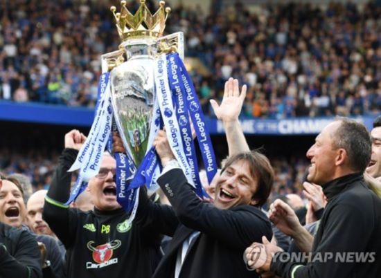 김민재의 전 소속팀인 나폴리에 부임하는 게 유력한 명장 안토니오 콘테 감독이 토리노의 부주장이자 핵심 센터백인 알렉산드로 본조르노를 원하는 것으로 알려졌다. 이탈리아 축구 전문가 니콜로 스키라는 27일(한국시간) 콘테 감독이 본조르노를 최우선 타깃으로 삼았다고 전했다. 당초 콘테 감독은 지난 시즌까지 나폴리에서 뛰며 이탈리아 세리에A 최고의 센터백으로 떠올랐던 김민재 임대를 요청할 것으로 전망됐지만 본조르노로 타깃을 바꾼 모양이다. 사진 연합뉴스