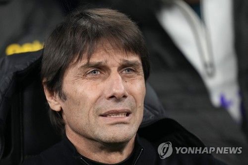 김민재의 전 소속팀인 나폴리에 부임하는 게 유력한 명장 안토니오 콘테 감독이 토리노의 부주장이자 핵심 센터백인 알렉산드로 본조르노를 원하는 것으로 알려졌다. 이탈리아 축구 전문가 니콜로 스키라는 27일(한국시간) 콘테 감독이 본조르노를 최우선 타깃으로 삼았다고 전했다. 당초 콘테 감독은 지난 시즌까지 나폴리에서 뛰며 이탈리아 세리에A 최고의 센터백으로 떠올랐던 김민재 임대를 요청할 것으로 전망됐지만 본조르노로 타깃을 바꾼 모양이다. 사진 연합뉴스