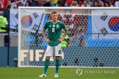 모드리치가 28일(한국시간) 공개된 스페인 매체 코페와의 인터뷰를 통해 은퇴를 선언한 크로스가 축구선수에게 최고의 권위를 자랑하는 '발롱도르'를 받았으면 좋겠다고 밝혔다.&nbsp; 모드리치는 매체와의 영상 인터뷰를 통해 "레알 마드리드에서 누군가가 발롱도르를 수상해야 한다"라며 유력 후보는 비니시우스 주니오르, 주드 벨링엄, 그리고 크로스다. 내 친구이기 때문에 크로스가 (발롱도르를) 수상했으면 좋겠다라고 말했다. 크로스는 오는 6월 독일에서 열리는 유로 2024 이후 선수 생활을 마감한다.&nbsp;연합뉴스 