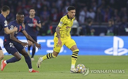 스페인 매체 문도 데포르티보가 28일(한국시간) 맨유가 이번 여름 PSG 스타 사비 시몬스 임대 영입에 아주 관심이 있다고 전했다.&nbsp;바르셀로나 라마시아 출신인 시몬스는 PSG, PSV아인트호번을 거쳤고 지난해 여름 PSG에 합류한 이강인 등에 밀려 라이프치히로 임대 이적했다. 그는 다시 유럽 빅클럽의 관심을 받고 있다. 연합뉴스