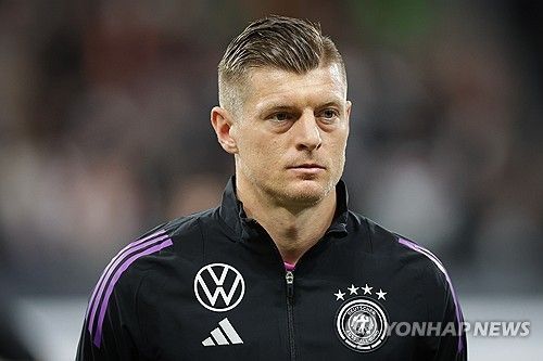 모드리치가 28일(한국시간) 공개된 스페인 매체 코페와의 인터뷰를 통해 은퇴를 선언한 크로스가 축구선수에게 최고의 권위를 자랑하는 '발롱도르'를 받았으면 좋겠다고 밝혔다.&nbsp; 모드리치는 매체와의 영상 인터뷰를 통해 "레알 마드리드에서 누군가가 발롱도르를 수상해야 한다"라며 유력 후보는 비니시우스 주니오르, 주드 벨링엄, 그리고 크로스다. 내 친구이기 때문에 크로스가 (발롱도르를) 수상했으면 좋겠다라고 말했다. 크로스는 오는 6월 독일에서 열리는 유로 2024 이후 선수 생활을 마감한다.&nbsp;연합뉴스 