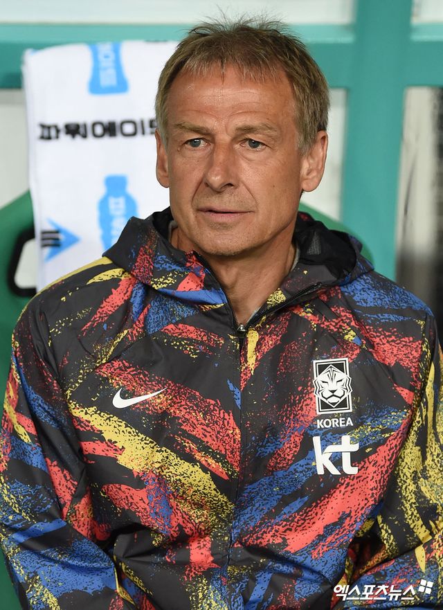 전 대한민국 축구대표팀 사령탑 위르겐 클린스만 감독은 ESPN을 통해 맨체스터 유나이티드에 에릭 텐 하흐 감독을 잔류시킬 것을 추천했다. 텐 하흐 감독은 이번 시즌 프리미어리그에서 부진한 성적을 거뒀지만 FA컵에서 우승하면서 트로피를 챙겼다. 당초 맨유는 시즌 종료 후 텐 하흐 감독을 경질하기로 했지만 FA컵 결승에서 맨체스터 시티를 제압하고 우승을 차지하자 쉽사리 경질을 결정하지 못하고 있다. 이때 클린스만 감독은 텐 하흐 감독에게 기회를 줘야 한다고 맨유에 조언했다. 엑스포츠뉴스DB