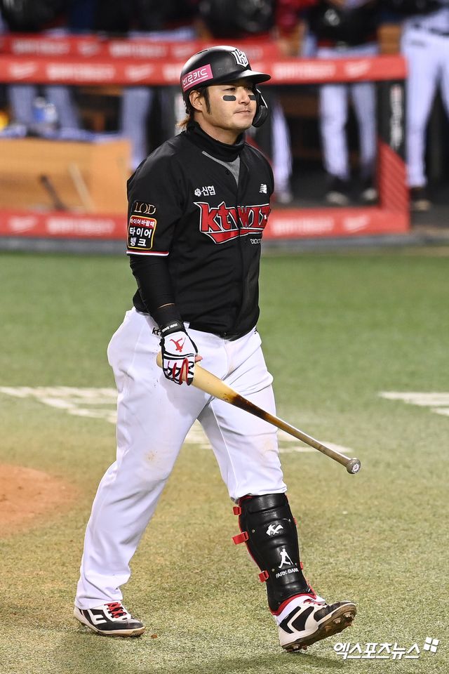 KT 위즈 내야수 박병호가 경기 중 아웃된 뒤 아쉬워하고 있다. 박병호는 올해 성적 부진으로 출전 기회가 줄어들자 아쉬움을 갖고 구단과 면담 끝 스스로 방출을 요청했다. KT는 박병호를 설득했으나 통하지 않은 것으로 보인다. 엑스포츠뉴스 DB