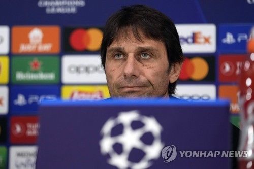 김민재의 전 소속팀인 나폴리에 부임하는 게 유력한 명장 안토니오 콘테 감독이 토리노의 부주장이자 핵심 센터백인 알렉산드로 본조르노를 원하는 것으로 알려졌다. 이탈리아 축구 전문가 니콜로 스키라는 27일(한국시간) 콘테 감독이 본조르노를 최우선 타깃으로 삼았다고 전했다. 당초 콘테 감독은 지난 시즌까지 나폴리에서 뛰며 이탈리아 세리에A 최고의 센터백으로 떠올랐던 김민재 임대를 요청할 것으로 전망됐지만 본조르노로 타깃을 바꾼 모양이다. 사진 연합뉴스