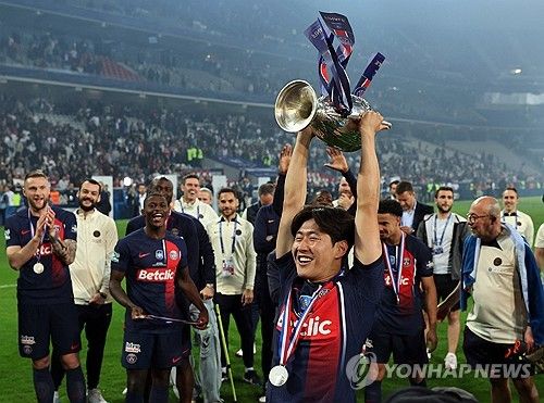 스페인 매체 문도 데포르티보가 28일(한국시간) 맨유가 이번 여름 PSG 스타 사비 시몬스 임대 영입에 아주 관심이 있다고 전했다.&nbsp;바르셀로나 라마시아 출신인 시몬스는 PSG, PSV아인트호번을 거쳤고 지난해 여름 PSG에 합류한 이강인 등에 밀려 라이프치히로 임대 이적했다. 그는 다시 유럽 빅클럽의 관심을 받고 있다. 연합뉴스