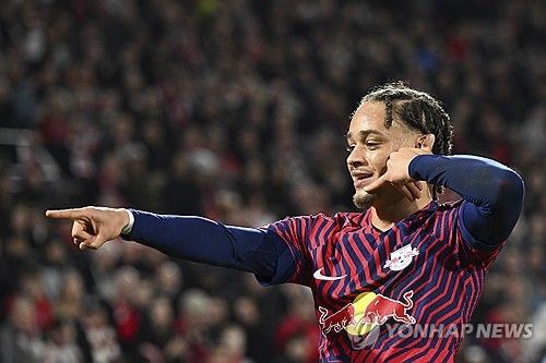 스페인 매체 문도 데포르티보가 28일(한국시간) 맨유가 이번 여름 PSG 스타 사비 시몬스 임대 영입에 아주 관심이 있다고 전했다.&nbsp;바르셀로나 라마시아 출신인 시몬스는 PSG, PSV아인트호번을 거쳤고 지난해 여름 PSG에 합류한 이강인 등에 밀려 라이프치히로 임대 이적했다. 그는 다시 유럽 빅클럽의 관심을 받고 있다. 연합뉴스