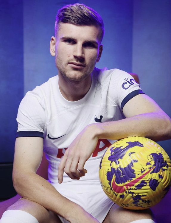 토트넘이 29일(한국시간) 공식 홈페이지를 통해 티모 베르너를 한 시즌 더 임대 영입하기로 했다고 발표했다.&nbsp; 베르너는 지난 1월 토트넘에 임대 이적한 데 이어 1년 더 북런던에 남아 손흥민과 함께 한다. 완전 이적 옵션도 포함돼 있으며 최대 1600만유로의 이적료가 든다. 토트넘 홋스퍼