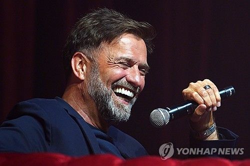 글로벌 매체 스포츠 바이블에 따르면 첼시 팬들은 리버풀의 전설적인 사령탑 위르겐 클롭 감독이 작별 인사 도중 첼시에 대해 말한 것을 듣고 분노했다. 이번 시즌을 끝으로 리버풀을 떠나는 클롭 감독은 최근 영국 리버풀의 M&S 뱅크 아레나에서 열린 행사에 참석해 리버풀 팬들과 질의응답하는 시간을 가졌다. 이날 클롭 감독은 리버풀의 구단주를 칭찬할 때 첼시 구단주와 비교해 눈길을 끌었다. 그는 자신이 감독을 자주 바꾸는 첼시에 있었다면 1년도 버티지 못했을 것이라고 주장했다. 연합뉴스 