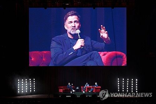 글로벌 매체 스포츠 바이블에 따르면 첼시 팬들은 리버풀의 전설적인 사령탑 위르겐 클롭 감독이 작별 인사 도중 첼시에 대해 말한 것을 듣고 분노했다. 이번 시즌을 끝으로 리버풀을 떠나는 클롭 감독은 최근 영국 리버풀의 M&S 뱅크 아레나에서 열린 행사에 참석해 리버풀 팬들과 질의응답하는 시간을 가졌다. 이날 클롭 감독은 리버풀의 구단주를 칭찬할 때 첼시 구단주와 비교해 눈길을 끌었다. 그는 자신이 감독을 자주 바꾸는 첼시에 있었다면 1년도 버티지 못했을 것이라고 주장했다. 연합뉴스 