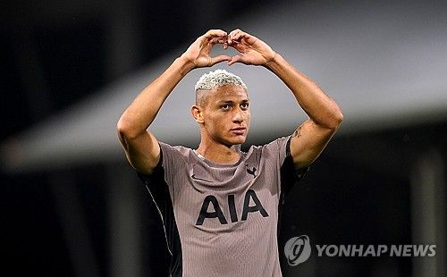 유럽 축구 소식에 정통한 파브리치오 로마노 기자는 29일 자신의 SNS을 통해 토트넘 홋스퍼 공격수 히샬리송의 인터뷰를 게시했다. 히샬리송은 자신이 여름에 이적을 할 수도 있다는 소문에 대해 가짜 뉴스라고 일축하면서 여름에 영국을 떠날 생각이 없다고 밝혔다. 지난 2022년 1000억에 가까운 금액으로 영입된 히샬리송은 부진한 데뷔 시즌을 보낸 후 2년 차에 리그에서 11골 4도움을 올리며 명예 회복에 성공했다. 최근 사우디아라비아가 토트넘이 투자한 금액으로 히샬리송을 영입하는 것에 관심이 있다는 소식이 전해진 가운데 히샬리송이 직접 이적은 없다고 말하면서 이적설을 잠재웠다. 연합뉴스