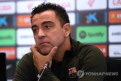 바르셀로나는 29일 구단 공식 홈페이지를 통해 한지 플릭 감독과 2026년 6월 30일까지 계약을 맺었다고 발표했다. 당초 바르셀로나는 다음 시즌도 사비 에르난데스 감독에게 지휘봉을 맡기려고 했지만 최근 사비 감독의 발언에 불만을 품어 그를 경질하고 플릭 감독을 선임했다. 과거 바이에른 뮌헨을 이끌과 3관왕을 달성해 유럽 최고의 감독으로 등극한 플릭 감독은 지난해 9월까지 독일 축구대표팀을 이끌었다. 당시 A매치에서 부진한 성적을 거둬 독일 대표팀서 경질 당한 그는 휴식기를 보낸 후 바르셀로나와 2년 계약을 맺으면서 현장으로 돌아왔다. 연합뉴스