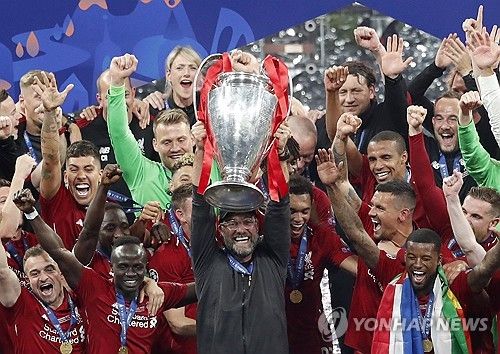 글로벌 매체 스포츠 바이블에 따르면 첼시 팬들은 리버풀의 전설적인 사령탑 위르겐 클롭 감독이 작별 인사 도중 첼시에 대해 말한 것을 듣고 분노했다. 이번 시즌을 끝으로 리버풀을 떠나는 클롭 감독은 최근 영국 리버풀의 M&S 뱅크 아레나에서 열린 행사에 참석해 리버풀 팬들과 질의응답하는 시간을 가졌다. 이날 클롭 감독은 리버풀의 구단주를 칭찬할 때 첼시 구단주와 비교해 눈길을 끌었다. 그는 자신이 감독을 자주 바꾸는 첼시에 있었다면 1년도 버티지 못했을 것이라고 주장했다. 연합뉴스 