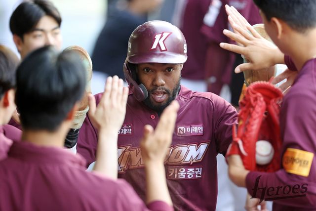29일 대구삼성라이온즈파크에서 열린 2024 신한 SOL Bank KBO리그 키움 히어로즈와 삼성 라이온즈의 경기, 키움이 장단 18안타가 터진 타선을 앞세워 11-5 승리를 거뒀다. 키움 도슨이 득점 후 하이파이브를 하고 있다. 키움 히어로즈