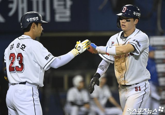 두산 베어스 조수행이 경기 중 득점 후 팀 동료 강승호와 하이파이브하고 있다. 엑스포츠뉴스 DB