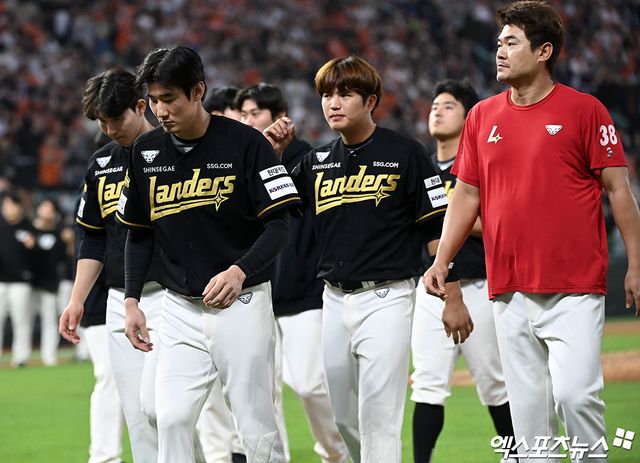 24일 오후 인천SSG랜더스필드에서 열린 2024 신한 SOL Bank KBO리그 한화 이글스와 SSG 랜더스의 경기, 한화가 김태연 노시환 채은성의 홈런에 힘입어 SSG에 7-5로 승리했다. 경기종료 후 SSG 선수들이 그라운드를 빠져나가고 있다. 엑스포츠뉴스 DB