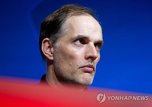 김민재를 공개 저격했던 토마스 투헬 바이에른 뮌헨 감독이 갑자기 태도를 바꿔 희생양을 삼지 말아야 한다고 주위를 나무랐다. 4일 독일 매체 스포르트1에 따르면 투헬은 김민재에 대해&nbsp;언제나 구단의 전폭적인 지원과 신뢰를 받을 것이고 실수들은 좋은 동기에서 오는 법이며 김민재한테 손가락질 하거나 그를 희생양 삼는 건 적절하지 않다고 발언했다. 지난 주중 레알 마드리드와의 경기 직후 공개적으로 비판했던 모습과는 딴판이다. 당시 투헬은 김민재의 실수 두 번으로 2-2 무승부에 그치자 공식 석상에서 너무 욕심이 많았다고 비판한 바 있다. 연합뉴스