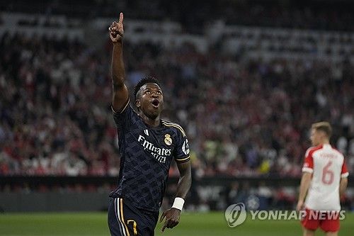 김민재를 공개 저격했던 토마스 투헬 바이에른 뮌헨 감독이 갑자기 태도를 바꿔 희생양을 삼지 말아야 한다고 주위를 나무랐다. 4일 독일 매체 스포르트1에 따르면 투헬은 김민재에 대해&nbsp;언제나 구단의 전폭적인 지원과 신뢰를 받을 것이고 실수들은 좋은 동기에서 오는 법이며 김민재한테 손가락질 하거나 그를 희생양 삼는 건 적절하지 않다고 발언했다. 지난 주중 레알 마드리드와의 경기 직후 공개적으로 비판했던 모습과는 딴판이다. 당시 투헬은 김민재의 실수 두 번으로 2-2 무승부에 그치자 공식 석상에서 너무 욕심이 많았다고 비판한 바 있다. 연합뉴스