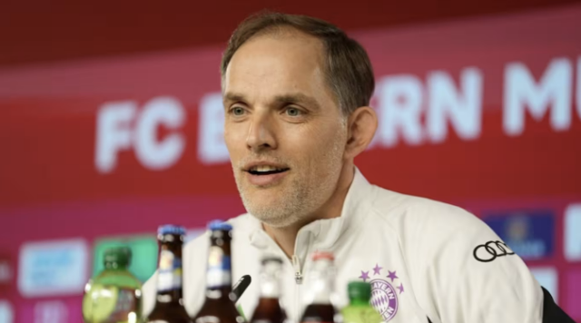 김민재를 공개 저격했던 토마스 투헬 바이에른 뮌헨 감독이 갑자기 태도를 바꿔 희생양을 삼지 말아야 한다고 주위를 나무랐다. 4일 독일 매체 스포르트1에 따르면 투헬은 김민재에 대해&nbsp;언제나 구단의 전폭적인 지원과 신뢰를 받을 것이고 실수들은 좋은 동기에서 오는 법이며 김민재한테 손가락질 하거나 그를 희생양 삼는 건 적절하지 않다고 발언했다. 지난 주중 레알 마드리드와의 경기 직후 공개적으로 비판했던 모습과는 딴판이다. 당시 투헬은 김민재의 실수 두 번으로 2-2 무승부에 그치자 공식 석상에서 너무 욕심이 많았다고 비판한 바 있다. 연합뉴스