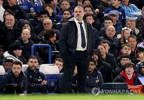 토트넘 홋스퍼는 3일 영국 런던에 위치한 스탬퍼드 브리지에서 열린 첼시와의 잉글리시 프리미어리그 26라운드 순연 경기에서 0 대 2로 패했다. 이날 손흥민이 선발로 나와 풀타임을 소화했으나 토트넘은 세트피스 상황에서 2골을 내주며 고개를 숙였다. 경기 후 토트넘을 이끄는 안지 포스테코글루 감독은 인터뷰 도중 대화를 나누던 기자를 비꼬는 등 날카로운 반응을 보이면서 눈길을 끌었다. 연합뉴스