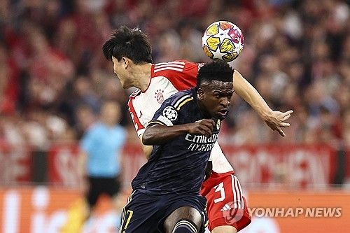 김민재를 공개 저격했던 토마스 투헬 바이에른 뮌헨 감독이 갑자기 태도를 바꿔 희생양을 삼지 말아야 한다고 주위를 나무랐다. 4일 독일 매체 스포르트1에 따르면 투헬은 김민재에 대해&nbsp;언제나 구단의 전폭적인 지원과 신뢰를 받을 것이고 실수들은 좋은 동기에서 오는 법이며 김민재한테 손가락질 하거나 그를 희생양 삼는 건 적절하지 않다고 발언했다. 지난 주중 레알 마드리드와의 경기 직후 공개적으로 비판했던 모습과는 딴판이다. 당시 투헬은 김민재의 실수 두 번으로 2-2 무승부에 그치자 공식 석상에서 너무 욕심이 많았다고 비판한 바 있다. 연합뉴스