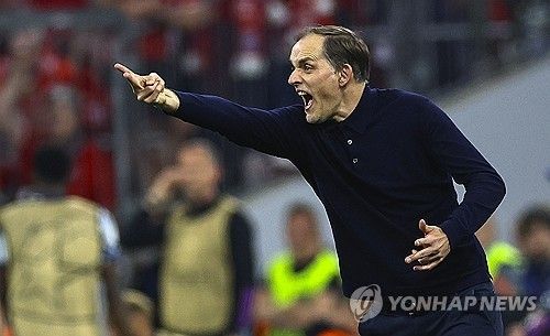 김민재를 공개 저격했던 토마스 투헬 바이에른 뮌헨 감독이 갑자기 태도를 바꿔 희생양을 삼지 말아야 한다고 주위를 나무랐다. 4일 독일 매체 스포르트1에 따르면 투헬은 김민재에 대해&nbsp;언제나 구단의 전폭적인 지원과 신뢰를 받을 것이고 실수들은 좋은 동기에서 오는 법이며 김민재한테 손가락질 하거나 그를 희생양 삼는 건 적절하지 않다고 발언했다. 지난 주중 레알 마드리드와의 경기 직후 공개적으로 비판했던 모습과는 딴판이다. 당시 투헬은 김민재의 실수 두 번으로 2-2 무승부에 그치자 공식 석상에서 너무 욕심이 많았다고 비판한 바 있다. 연합뉴스