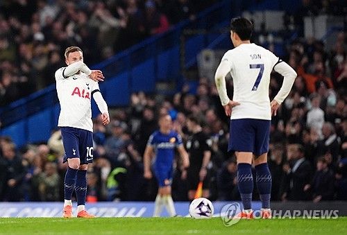 토트넘 홋스퍼는 3일 영국 런던에 위치한 스탬퍼드 브리지에서 열린 첼시와의 잉글리시 프리미어리그 26라운드 순연 경기에서 0 대 2로 패했다. 이날 손흥민이 선발로 나와 풀타임을 소화했으나 토트넘은 세트피스 상황에서 2골을 내주며 고개를 숙였다. 경기 후 토트넘을 이끄는 안지 포스테코글루 감독은 인터뷰 도중 대화를 나누던 기자를 비꼬는 등 날카로운 반응을 보이면서 눈길을 끌었다. 연합뉴스