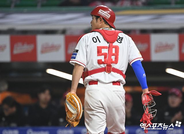 인천SSG랜더스필드에서 열린 2024 신한 SOL Bank KBO리그 KIA 타이거즈와 SSG 랜더스의 경기, 5회초 1사 1루 SSG 이지영이 KIA 최원준의 2루 도루를 저지한 후 더그아웃으로 향하고 있다. 엑스포츠뉴스DB