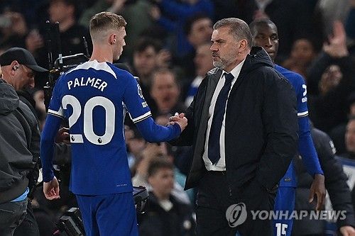 손흥민 소속팀인 잉글리시 프리미어리그 토트넘 홋스퍼가 3일 영국 런던 스탬퍼드 브리지에서 열린 2023-2024 프리미어리그 첼시와의 원정 경기에서 0-2로 완패하며 3연패를 당했다. 토트넘은 이날 패배로 다음 시즌 유럽축구연맹 챔피언스리그 출전이 상당히 어렵게 됐다. 손흥민은 이날 90분 풀타임을 뛰었으나 헛심을 쓴 꼴이 됐다. 연합뉴스