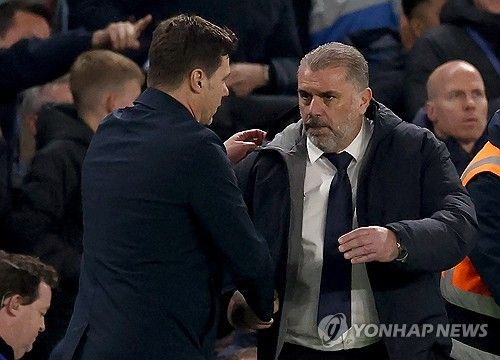 토트넘 홋스퍼는 3일 영국 런던에 위치한 스탬퍼드 브리지에서 열린 첼시와의 잉글리시 프리미어리그 26라운드 순연 경기에서 0 대 2로 패했다. 이날 손흥민이 선발로 나와 풀타임을 소화했으나 토트넘은 세트피스 상황에서 2골을 내주며 고개를 숙였다. 경기 후 토트넘을 이끄는 안지 포스테코글루 감독은 인터뷰 도중 대화를 나누던 기자를 비꼬는 등 날카로운 반응을 보이면서 눈길을 끌었다. 연합뉴스