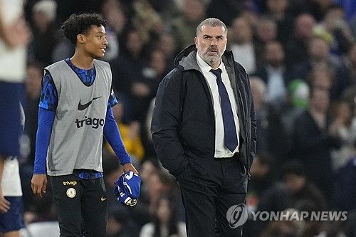 토트넘 홋스퍼는 3일 영국 런던에 위치한 스탬퍼드 브리지에서 열린 첼시와의 잉글리시 프리미어리그 26라운드 순연 경기에서 0 대 2로 패했다. 이날 손흥민이 선발로 나와 풀타임을 소화했으나 토트넘은 세트피스 상황에서 2골을 내주며 고개를 숙였다. 경기 후 토트넘을 이끄는 안지 포스테코글루 감독은 인터뷰 도중 대화를 나누던 기자를 비꼬는 등 날카로운 반응을 보이면서 눈길을 끌었다. 연합뉴스