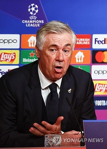 김민재를 공개 저격했던 토마스 투헬 바이에른 뮌헨 감독이 갑자기 태도를 바꿔 희생양을 삼지 말아야 한다고 주위를 나무랐다. 4일 독일 매체 스포르트1에 따르면 투헬은 김민재에 대해&nbsp;언제나 구단의 전폭적인 지원과 신뢰를 받을 것이고 실수들은 좋은 동기에서 오는 법이며 김민재한테 손가락질 하거나 그를 희생양 삼는 건 적절하지 않다고 발언했다. 지난 주중 레알 마드리드와의 경기 직후 공개적으로 비판했던 모습과는 딴판이다. 당시 투헬은 김민재의 실수 두 번으로 2-2 무승부에 그치자 공식 석상에서 너무 욕심이 많았다고 비판한 바 있다. 연합뉴스