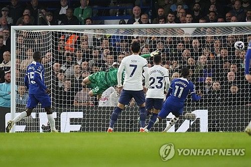 토트넘 홋스퍼는 3일 영국 런던에 위치한 스탬퍼드 브리지에서 열린 첼시와의 잉글리시 프리미어리그 26라운드 순연 경기에서 0 대 2로 패했다. 이날 손흥민이 선발로 나와 풀타임을 소화했으나 토트넘은 세트피스 상황에서 2골을 내주며 고개를 숙였다. 경기 후 토트넘을 이끄는 안지 포스테코글루 감독은 인터뷰 도중 대화를 나누던 기자를 비꼬는 등 날카로운 반응을 보이면서 눈길을 끌었다. 연합뉴스