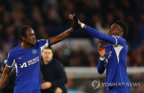 손흥민 소속팀인 잉글리시 프리미어리그 토트넘 홋스퍼가 3일 영국 런던 스탬퍼드 브리지에서 열린 2023-2024 프리미어리그 첼시와의 원정 경기에서 0-2로 완패하며 3연패를 당했다. 토트넘은 이날 패배로 다음 시즌 유럽축구연맹 챔피언스리그 출전이 상당히 어렵게 됐다. 손흥민은 이날 90분 풀타임을 뛰었으나 헛심을 쓴 꼴이 됐다. 연합뉴스