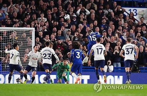 토트넘 홋스퍼는 3일 영국 런던에 위치한 스탬퍼드 브리지에서 열린 첼시와의 잉글리시 프리미어리그 26라운드 순연 경기에서 0 대 2로 패했다. 이날 손흥민이 선발로 나와 풀타임을 소화했으나 토트넘은 세트피스 상황에서 2골을 내주며 고개를 숙였다. 경기 후 토트넘을 이끄는 안지 포스테코글루 감독은 인터뷰 도중 대화를 나누던 기자를 비꼬는 등 날카로운 반응을 보이면서 눈길을 끌었다. 연합뉴스