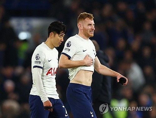 손흥민 소속팀인 잉글리시 프리미어리그 토트넘 홋스퍼가 3일 영국 런던 스탬퍼드 브리지에서 열린 2023-2024 프리미어리그 첼시와의 원정 경기에서 0-2로 완패하며 3연패를 당했다. 토트넘은 이날 패배로 다음 시즌 유럽축구연맹 챔피언스리그 출전이 상당히 어렵게 됐다. 손흥민은 이날 90분 풀타임을 뛰었으나 헛심을 쓴 꼴이 됐다. 연합뉴스