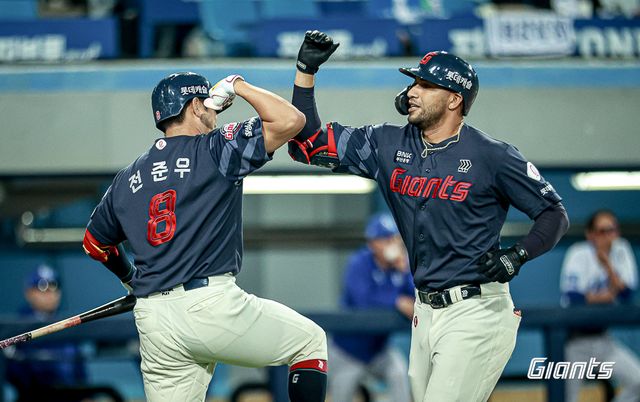 롯데 자이언츠 캡틴 전준우가 3일 대구 삼성 라이온즈파크에서 열린 2024 신한 SOL Bank KBO리그 삼성 라이온즈와 시즌 4차전에서 7회초 역전 2점 홈런을 기록한 외국인 타자 빅터 레이예스와 세리머니를 하고 있다. 사진 롯데 자이언츠