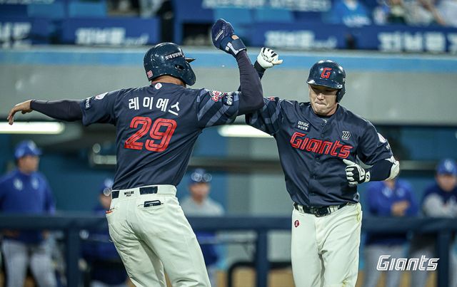 롯데 자이언츠 베테랑 타자 정훈. 5월 3일 대구 삼성 라이온즈파크에서 열린 2024 신한 SOL Bank KBO리그 삼성 라이온즈와 시즌 4차전에서 9회초 결승 2점 홈런을 기록한 뒤 외국인 타자 빅터 레이예스와 기뻐하는 모습. 사진 롯데 자이언츠