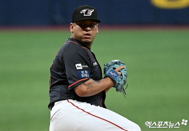 한화 이글스 외국인 투수 리카르도 산체스가 3일 광주-KIA챔피언스필드에서 열린 2024 신한 SOL Bank KBO리그 KIA 타이거즈와의 시즌 4차전에 선발 등판해 7이닝 3피안타 3사사구 7탈삼진 무실점을 기록하면서 시즌 2승째를 수확했다. 산체스가 한 경기에 7이닝 이상 소화한 건 지난해 7월 27일 고척 키움 히어로즈전 이후 281일 만이다. 엑스포츠뉴스 DB