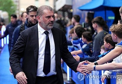 토트넘 홋스퍼는 3일 영국 런던에 위치한 스탬퍼드 브리지에서 열린 첼시와의 잉글리시 프리미어리그 26라운드 순연 경기에서 0 대 2로 패했다. 이날 손흥민이 선발로 나와 풀타임을 소화했으나 토트넘은 세트피스 상황에서 2골을 내주며 고개를 숙였다. 경기 후 토트넘을 이끄는 안지 포스테코글루 감독은 인터뷰 도중 대화를 나누던 기자를 비꼬는 등 날카로운 반응을 보이면서 눈길을 끌었다. 연합뉴스