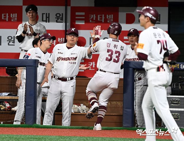 7일 오후 서울 구로구 고척스카이돔에서 열린 2024 신한 SOL Bank KBO리그 두산 베어스와 키움 히어로즈의 경기, 7회말 키움 김휘집이 솔로 홈런을 날린 후 홍원기 감독과 하이파이브를 하고 있다. 김휘집은 30일 내년 NC의 신인지명권 1라운드 및 3라운드 2장과 맞바꾸는 방식으로 NC에 전격 트레이드됐다. 엑스포츠뉴스DB