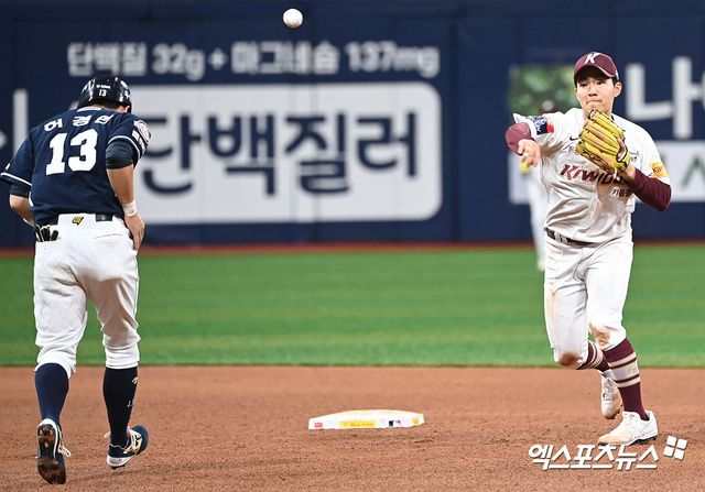 8일 오후 서울 구로구 고척스카이돔에서 열린 2024 신한 SOL Bank KBO리그 두산 베어스와 키움 히어로즈의 경기, 5회초 1사 1,3루 키움 김휘집이 두산 양의지의 내야땅볼떄 허경민을 포스아웃 시킨 후 1루로 송구하고 있다. 김휘집은 30일 내년 NC의 신인지명권 1라운드 및 3라운드 2장과 맞바꾸는 방식으로 NC에 전격 트레이드됐다. 엑스포츠뉴스DB