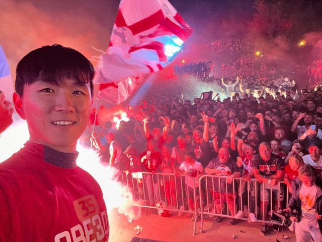 세르비아 수페르리가에서 활약하는 츠르베나 즈베즈다 미드필더 황인범이 리그 공식 스폰서 모차르트 스포츠가 선정한 2023-24시즌 수페르리가 최우수 선수에 뽑혔다. 리그 득점왕 마테우스 살다냐와 같은 득표수를 기록했으나 모차르트 스포츠 소소기 편집장 및 기자들이 최종적으로 황인범을 선택한 것으로 전해졌다. 앞서 올해의 팀에도 선정됐던 황인범은 2관왕을 달성하며 개인 커리어 역사상 최고의 시즌을 보냈다. 잉글랜드 프리미어리그, 스페인 라리가, 독일 분데스리가 등 빅리그 입성도 결코 꿈이 아니게 됐다. SNS