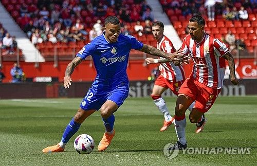 스페인 아틀레티코 마드리드가 맨체스터 유나이티드에게 충격적인 스왑딜을 제안했다. 배신자 주앙 펠릭스를 내줄테니 문제아 메이슨 그린우드를 달라고 요청했다. 영국 트리뷰나에 따르면 아틀레티코는 바르셀로나로 이적할 가능성이 낮은 펠릭스를 아예 스왑딜 카드로 이용해 그린우드를 영입하겠다는 계획을 세웠다. 맨유 역시 여자친구 성폭행 혐의로 영국 내 평판이 크게 떨어진 그린우드를 처분할 수 있는 좋은 기회다. 연합뉴스