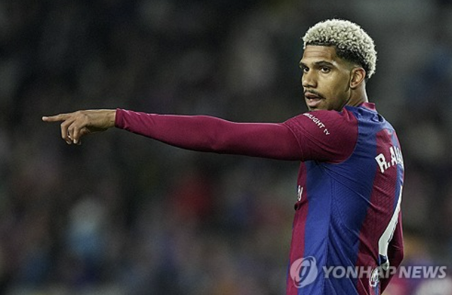 독일 최고 명문 바이에른 뮌헨에서 뛰는 김민재가 30일 38살의 젊은 감독 뱅상 콤파니를 사령탑으로 임명했다. 그런 가운데 독일 최고 축구전문지 키커는 뮌헨이 300억원을 받는 고액 연봉자 정리에 들어갔다면서 대상은 총 6명이라고 소개했다. 요수아 키미히, 레온 고레츠카, 킹슬리 코망, 시르주 그나브리, 다요 우파메카노, 레리오 자네 등이 해당 선수들로 꼽히며 김민재는 포함되지 않은 것으로 보인다. 김민재는 다음 시즌 콤파니 감독 체제에서 주전을 위한 도전을 계속하게 됐다. 뮌헨이 추진하던 바르셀로나 센터백 로날드 아라우호(사진)가 잔류할 가능성이 높다는 반가운 소식도 나왔다. 연합뉴스