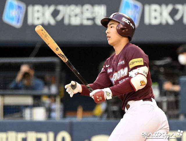 14일 오후 서울 송파구 잠실야구장에서 열린 2024 신한 SOL Bank KBO리그 키움 히어로즈와 LG 트윈스의 경기, 2회초 1사 2루 키움 김휘집이 좌전안타를 날리고 있다. 김휘집은 30일 내년 NC의 신인지명권 1라운드 및 3라운드 2장과 맞바꾸는 방식으로 NC에 전격 트레이드됐다. 엑스포츠뉴스DB