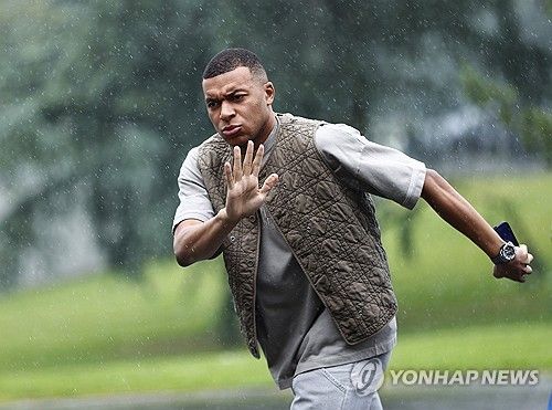 유로 2024 출전을 위해 프랑스 축구 대표팀에 합류한 킬리앙 음바페. 그는 유로가 개막하는 6월 15일 이전에 레알 마드리드 입단식을 진행할 예정이다. 연합뉴스