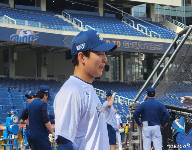 ​​김휘집은 30일 창원 NC파크에서 열릴 '2024 신한 SOL Bank KBO 리그' KIA 타이거즈와 주중 3연전 마지막 경기를 앞두고 트레이드로 키움을 떠나 NC로 이적했다. NC는 김휘집을 얻는 대신 내년 신인드래트프 1순위, 3순위 지명권을 얻었다. 키움 대구 숙소를 떠나 곧장 창원에 온 김휘집은 곧장 9번타자 유격수로 선발 출전한다. 창원, 박정현 기자