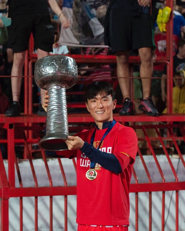 세르비아 매체 디렉트노가 30일(한국시간) 즈베즈다가 황인범을 이번 여름 지킬 수 없고 바이아웃 금액(최소 이적료)도 낮아 여러 빅리그 팀들이 노리고 있다고 전했다.&nbsp;즈베즈다에서 핵심 미드필더로 활약한 황인범은 세르비아 선수단과 감독, 기자들이 선정한 리그 MVP로 선정돼 리그 최고의 선수로 우뚝 섰다. 즈베즈다 SNS