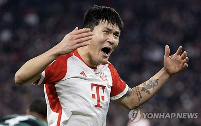 독일 최고 명문 바이에른 뮌헨에서 뛰는 김민재가 30일 38살의 젊은 감독 뱅상 콤파니를 사령탑으로 임명했다. 그런 가운데 독일 최고 축구전문지 키커는 뮌헨이 300억원을 받는 고액 연봉자 정리에 들어갔다면서 대상은 총 6명이라고 소개했다. 요수아 키미히, 레온 고레츠카, 킹슬리 코망, 시르주 그나브리, 다요 우파메카노, 레리오 자네 등이 해당 선수들로 꼽히며 김민재는 포함되지 않은 것으로 보인다. 김민재는 다음 시즌 콤파니 감독 체제에서 주전을 위한 도전을 계속하게 됐다. 연합뉴스